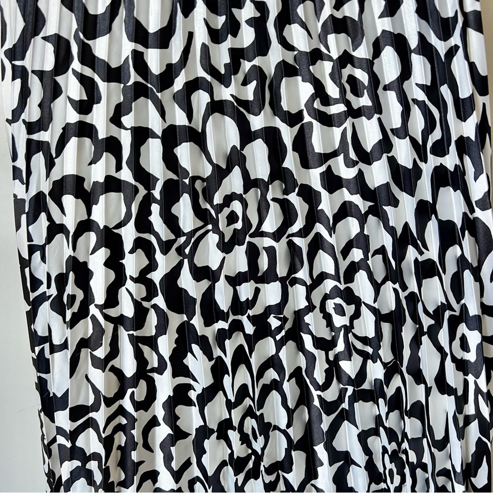 BETSEY & ADAM V-Neck Floral Pleated Halter Prom Gown—SZ. 6 - Picture 10 of 13